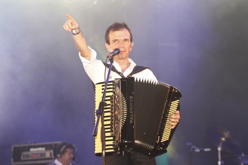 Show novo e vôo nos 40 anos de Waldonys