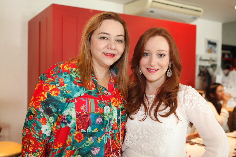 Sandra e Mariah Fujita brindam a nova idade, rodeadas de amigas, no Limone