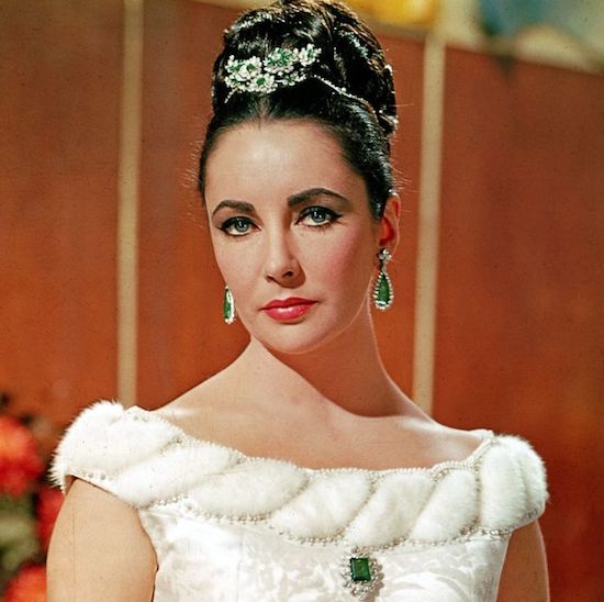 Joias icônicas de Elizabeth Taylor são expostas no Moscow Kremlin Museums