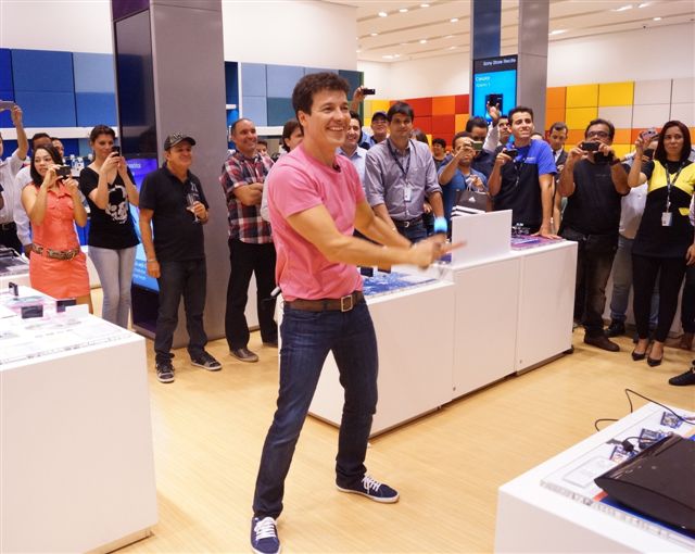 Rodrigo Faro agita Sony Store em Recife