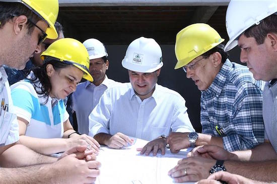 Roberto Cláudio visita obras do Mercado dos Peixes