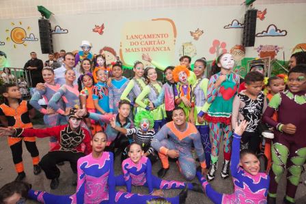 Onélia e Camilo Santana lançam Cartão Mais Infância