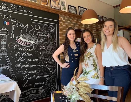 Fernanda Levy reúne as amigas para almoço de confraternização no Bistrô D’Europa