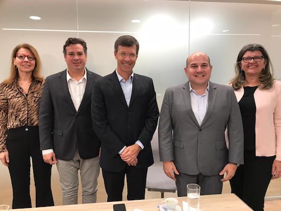 Roberto Cláudio busca parceria com Hospital Albert Einstein