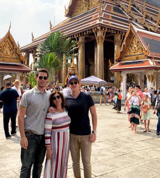 Regina Dias Branco curte a presença dos filhos em viagem pela Tailândia