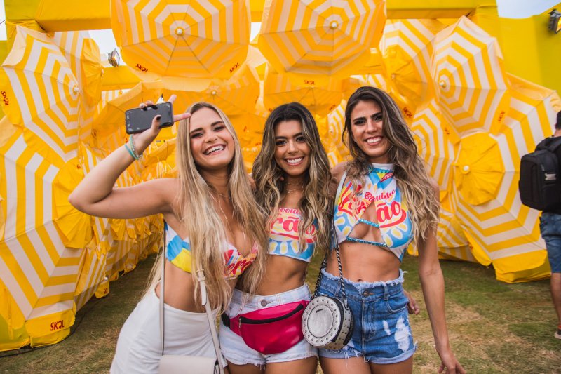 Banda Eva arrasta uma turma festeira até o Colosso no primeiro dia do Bloquinho de Verão