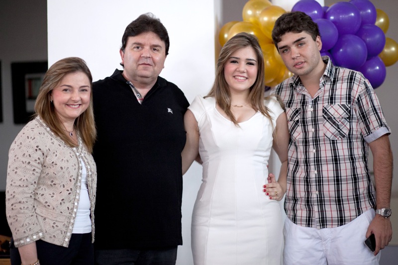 Paulinha Otoch trocou de idade e comemorou a data entre amigas e familiares