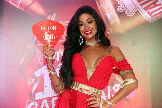 Aline Riscado brilhou como musa da Itaipava neste Carnaval