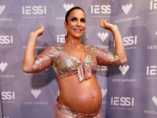 Ivete Sangalo acaba de deixar a maternidade com as gêmeas