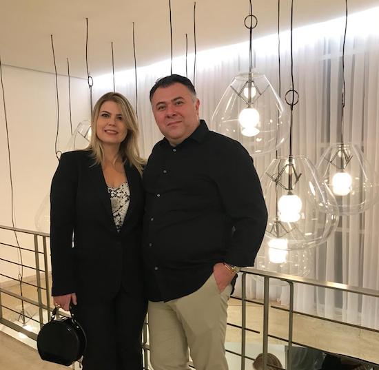 André Monte confere a exposição em comemoração aos 15 anos da SOLLOS, em São Paulo