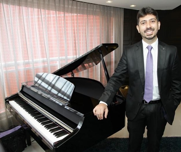 Felipe Adjafre aterrissa com seu piano no endereço de Rilka e Max Bezerra