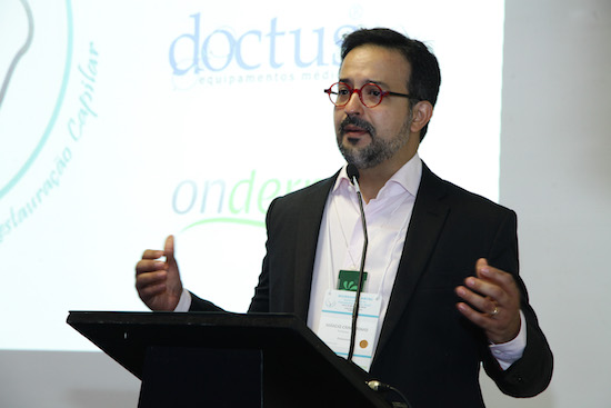 Márcio Crisóstomo apresenta inovações em transplante capilar na Itália