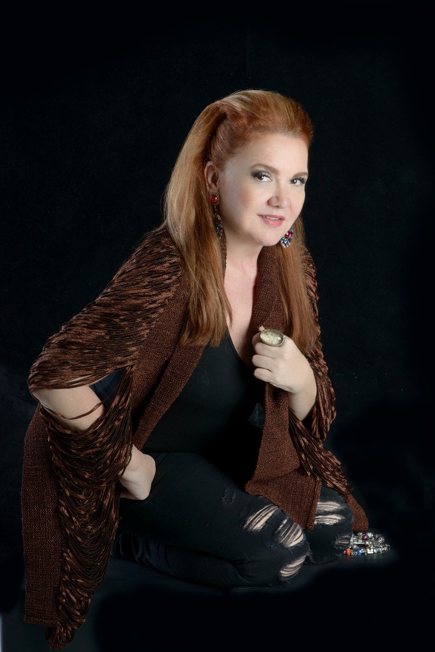 Cláudia Rebouças solta a voz no Pipo Restaurante