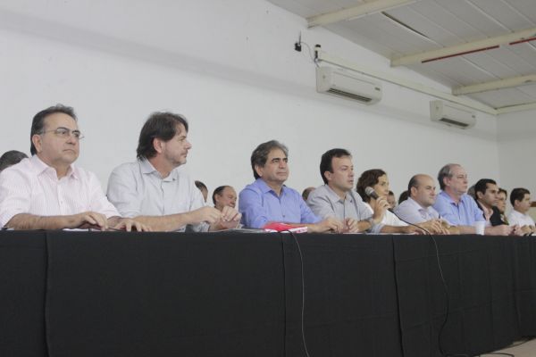 Cid Gomes reúne aliados políticos no Hotel Romanos