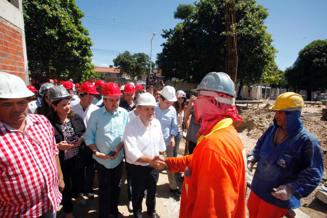 Roberto Cláudio visita obras de ampliação do Hospital da Mulher