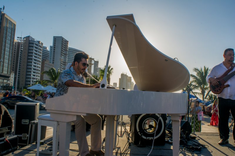 Felipe Adjafre encanta o público na abertura da nova temporada do projeto Pôr do Sol