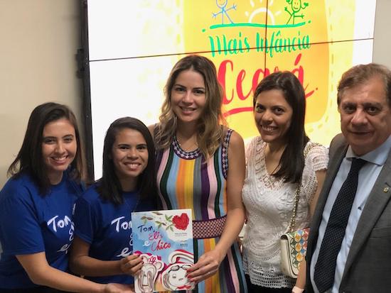 Onélia Santana é presenteada com exemplar do livro “Tom, Elis e Chico”, de Mônica Mota,