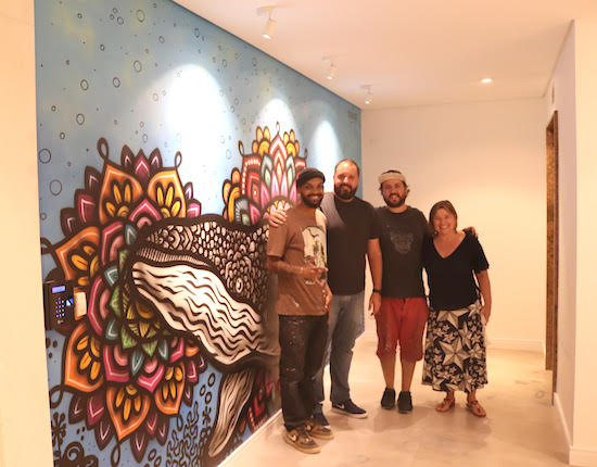 Sede da Norwegian em São Paulo inaugura painel reforçando a preservação dos mares