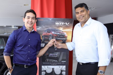 Honda Novaluz entrega chaves do WR-V ao ganhador de concurso nacional da marca