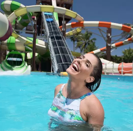 Deborah Secco se diverte com crianças carentes no Beach Park