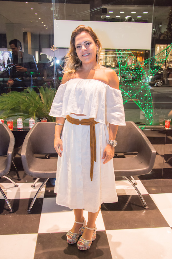 Cynthia Gomes arma o maior auê em seu Donna Salon