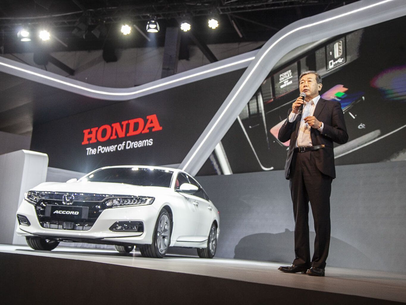 Novo Honda Accord surge e agrada quem presenciou