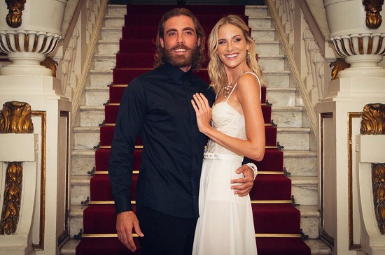 Dani Gondim atrai todos os holofotes em jantar beneficente no Bagatelle