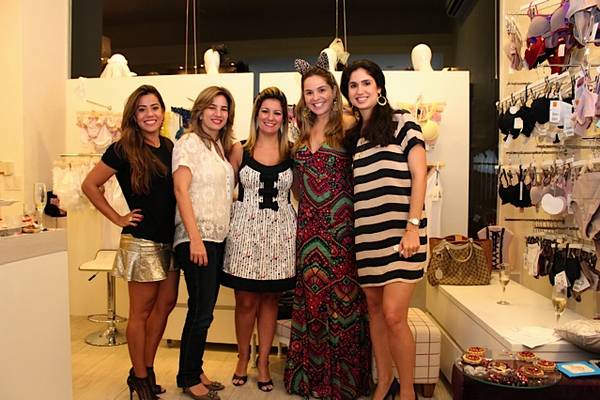 Rivana Sampaio recebeu as amigas mais chegadas para o seu chá de lingerie