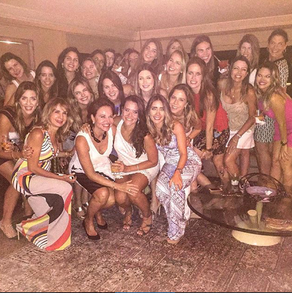 Nicole Benevides comemora b-day rodeada de amigas!