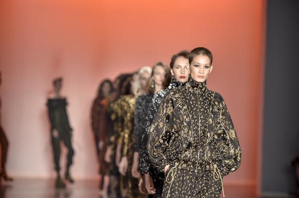 O Inverno 2017 da GIG Couture retrata a nostalgia urbana