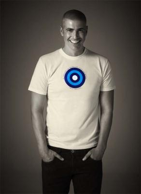 Reynaldo Gianecchini veste camisa do Câncer de Mama