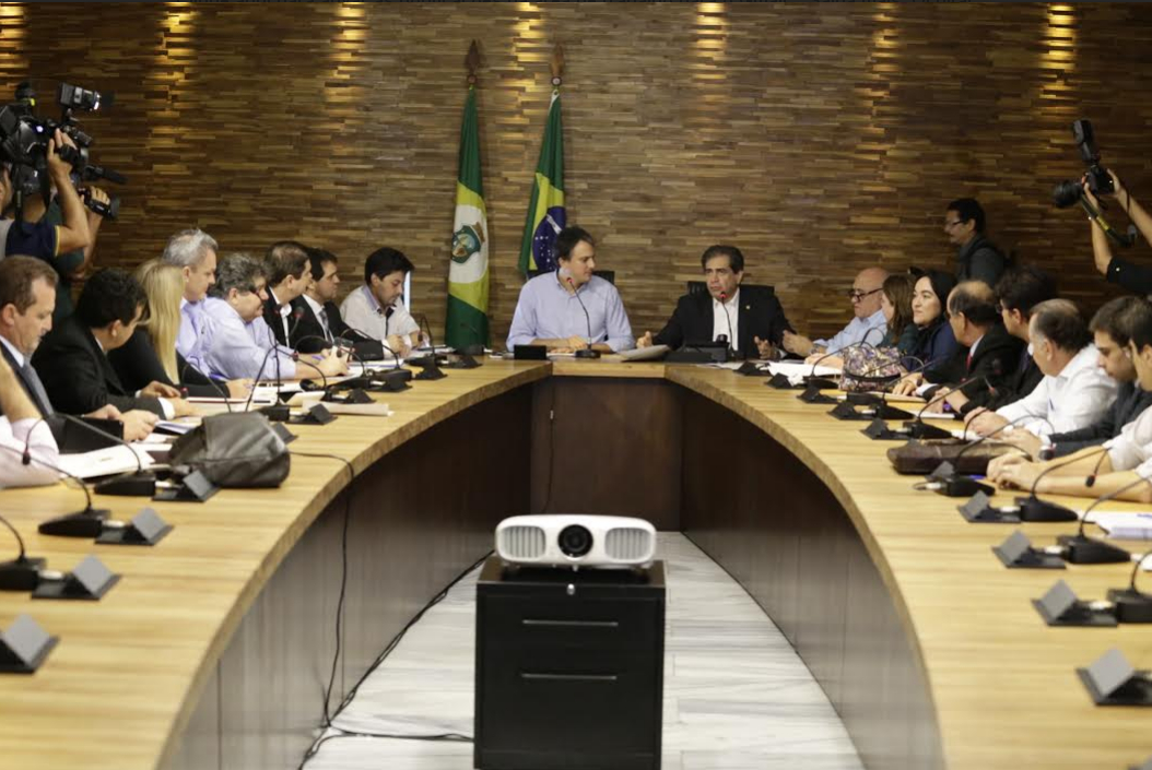 Camilo Santana visita HGF e recebe Comissão de Saúde da AL