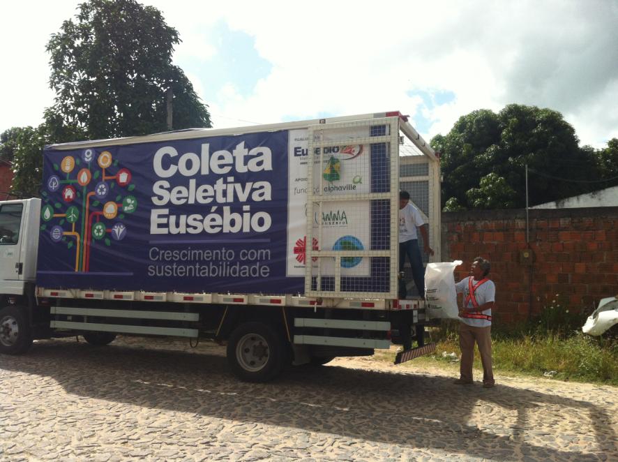 Fundação Alphaville faz doações para coleta seletiva do Eusébio