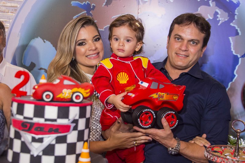 Carros da Disney - Adriano Barbosa e Kamila Monteiro comemoram os 2 anos do herdeiro Ian Victor