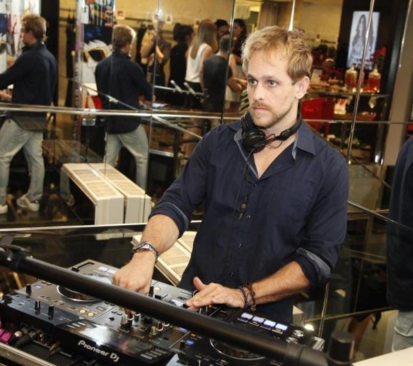 DJ Thiago Camargo comanda as carrapetas na Garrafeira Bistrô