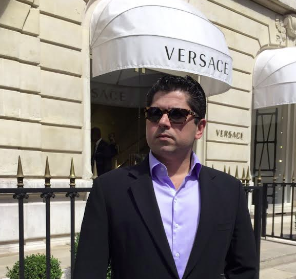 Versus Versace arma cocktail party e lança coleção Fall-Winter 2015