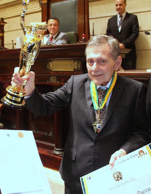 Chanceler Airton Queiroz recebe comenda JK na Câmara Municipal do RJ