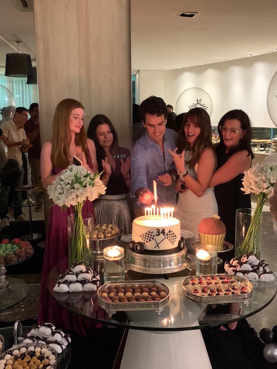 Marina Ruy Barbosa festeja o aniversário de Alexandre Negrão no apê do casal, em Fortaleza