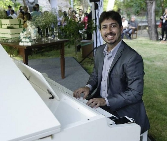 Felipe Adjafre faz concerto do Natal de Luz na Praia de Iracema