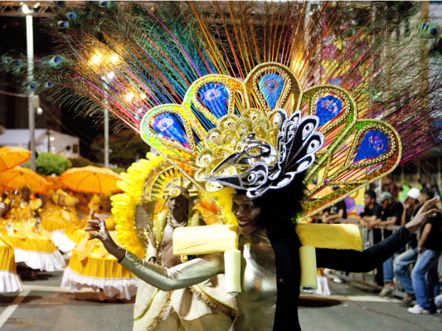 Maracatus e escolas de samba desfilam no carnaval de Fortaleza