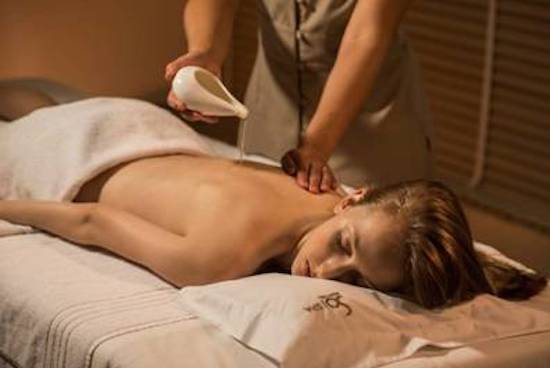 Produto á base de ouro é usado em massagem relaxante