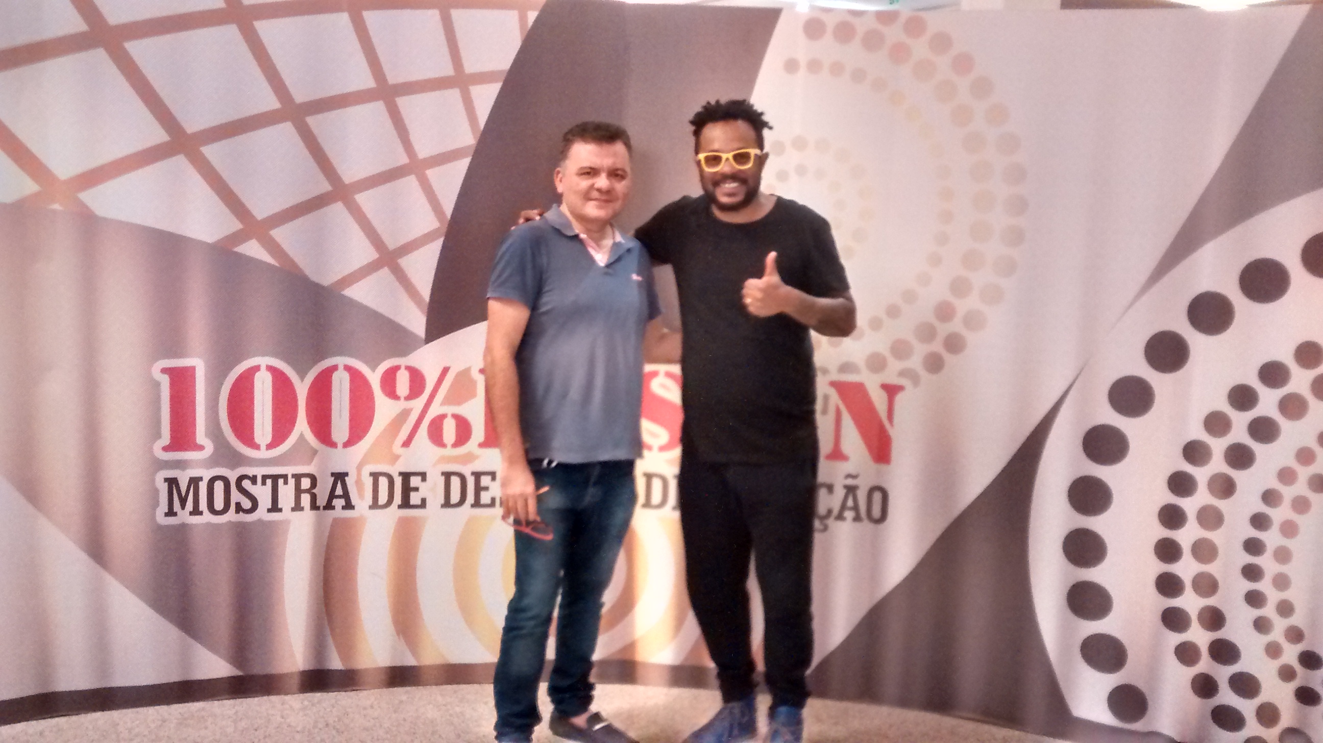 Bacanas conferem a mostra 100% Design