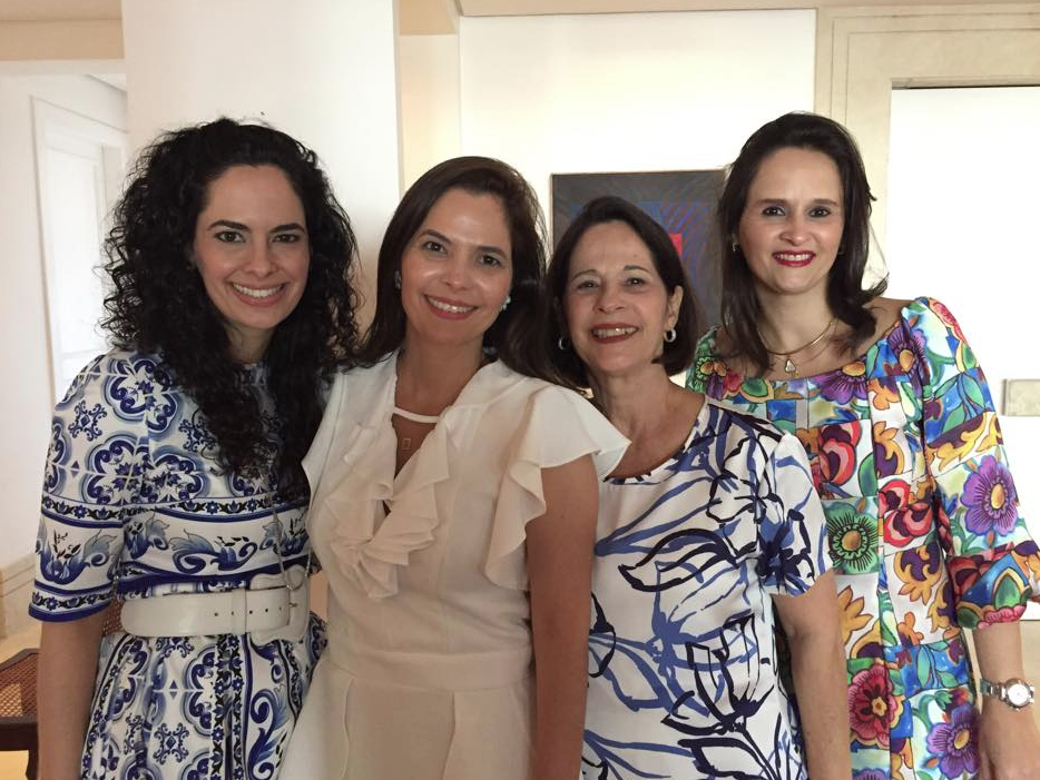 Cristiana Carneiro brinda nova idade, ao lado das amigas, na Mansão Macêdo