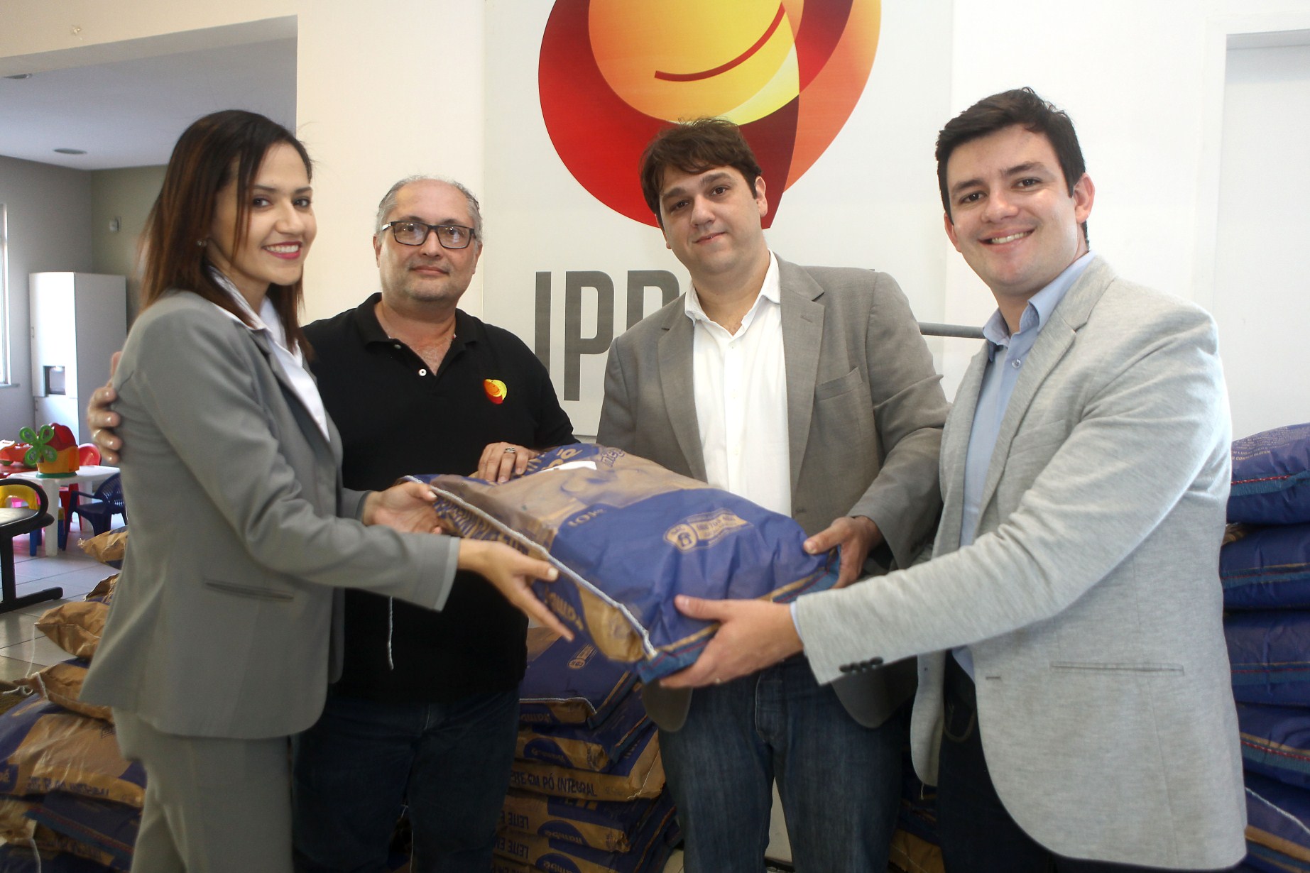 Grand Shopping realiza doação para o IPREDE