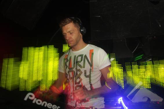 Balada de quinta a segunda na D.EDGE