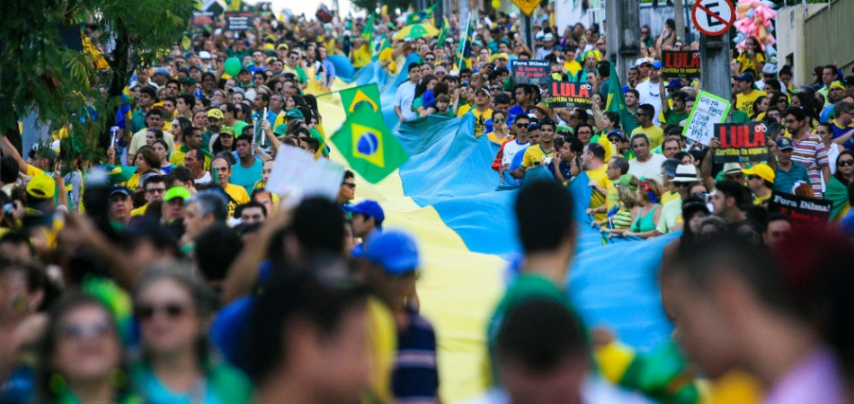 Manifestação reúne 15 mil pessoas na Praça Portugal
