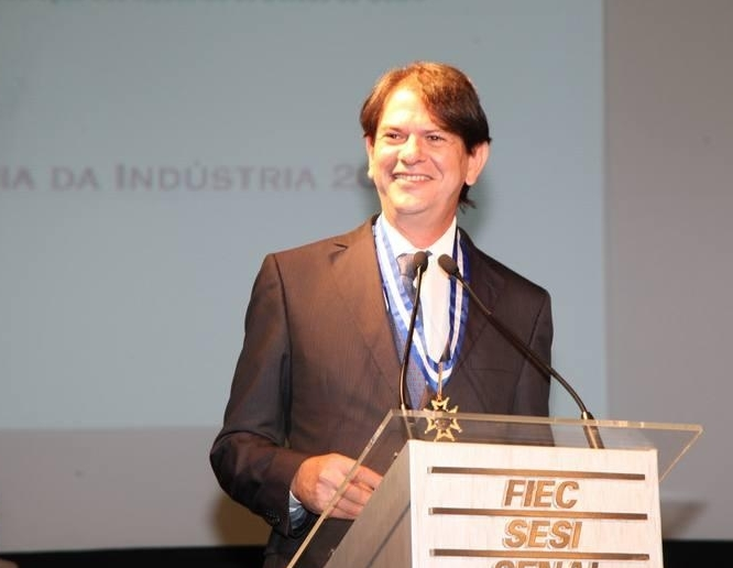 Cid Gomes aciona a revista IstoÉ na justiça