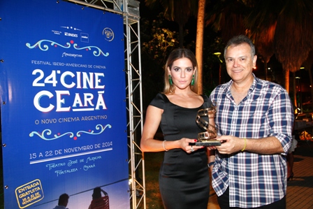 Deborah Secco esbanja simpatia na abertura do 24º Cine Ceará