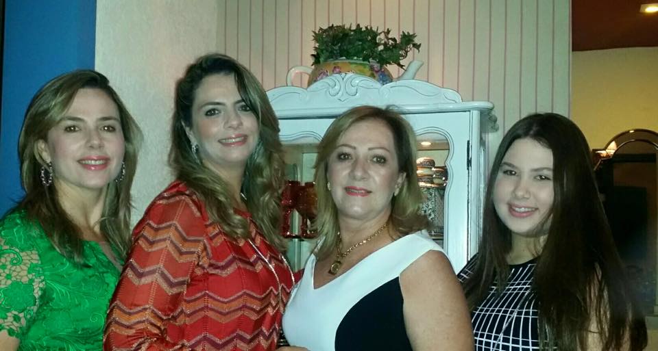 Taís Pinto comemora b-day no D’Abelle Bistrô