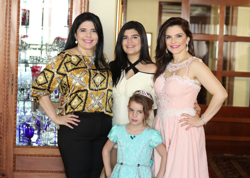 Fabiana Lustosa é surpreendida com almoço para brindar seu aniversário